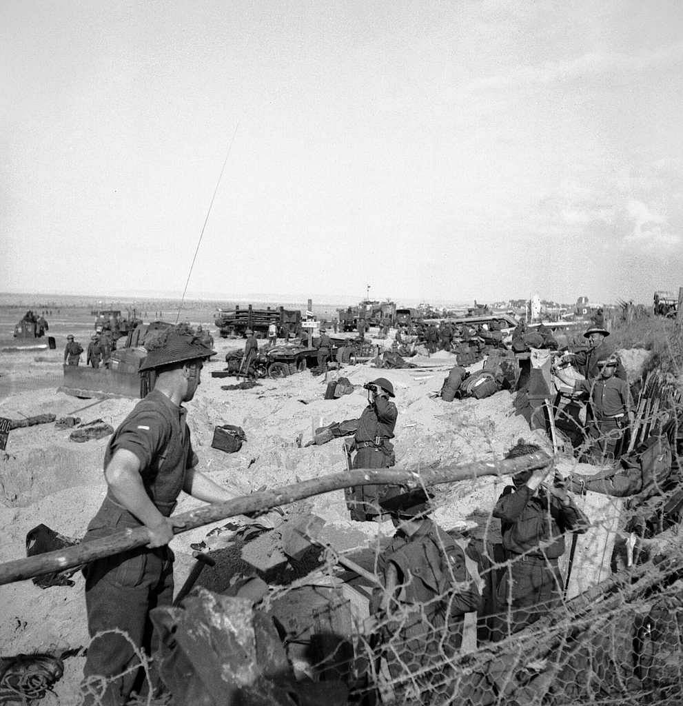 British troops and naval beach parties on Sword Beach in Normandy on D-Day, 6 June 1944. B5116