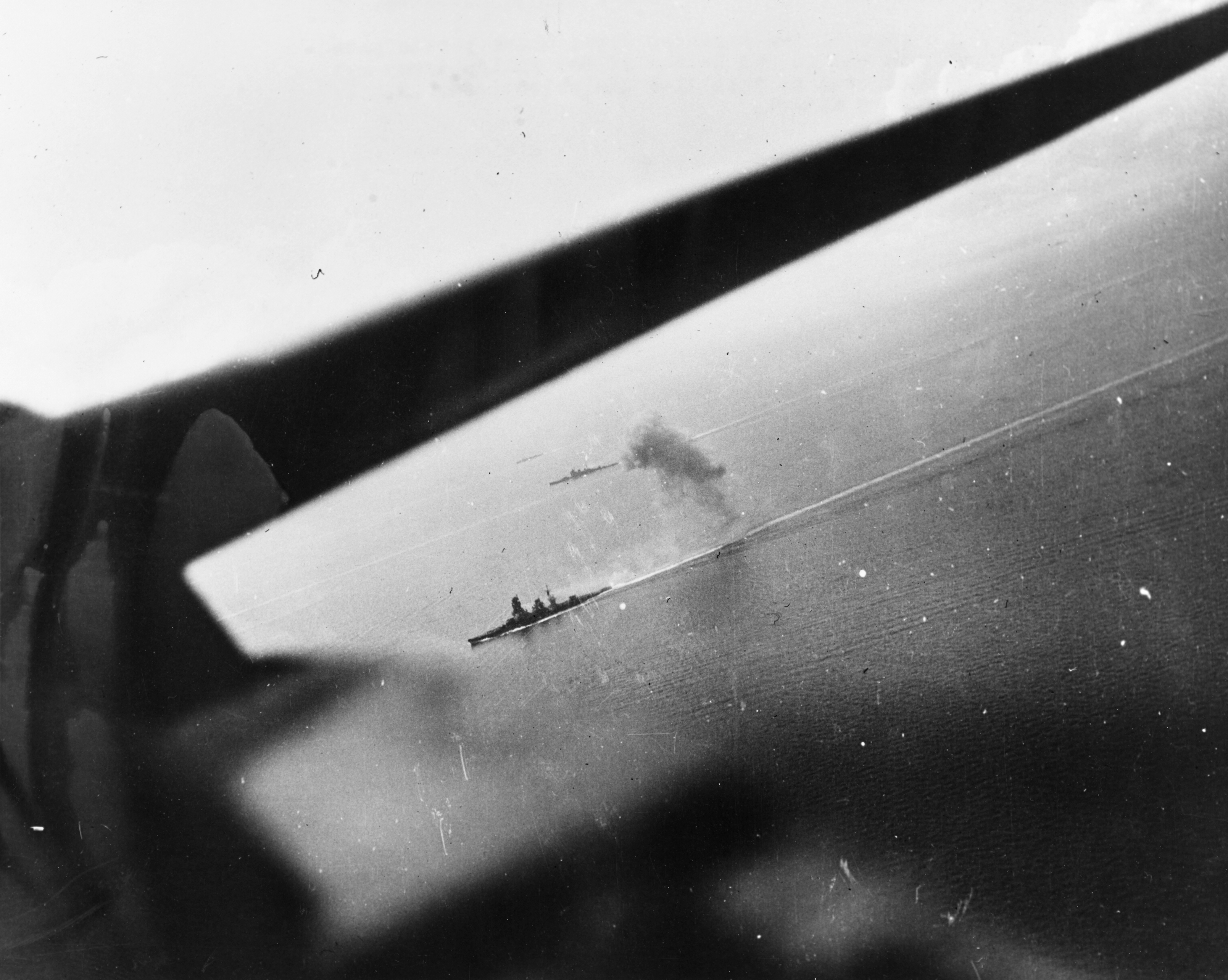 80-G-46988 Battle of Leyte Gulf.jpg