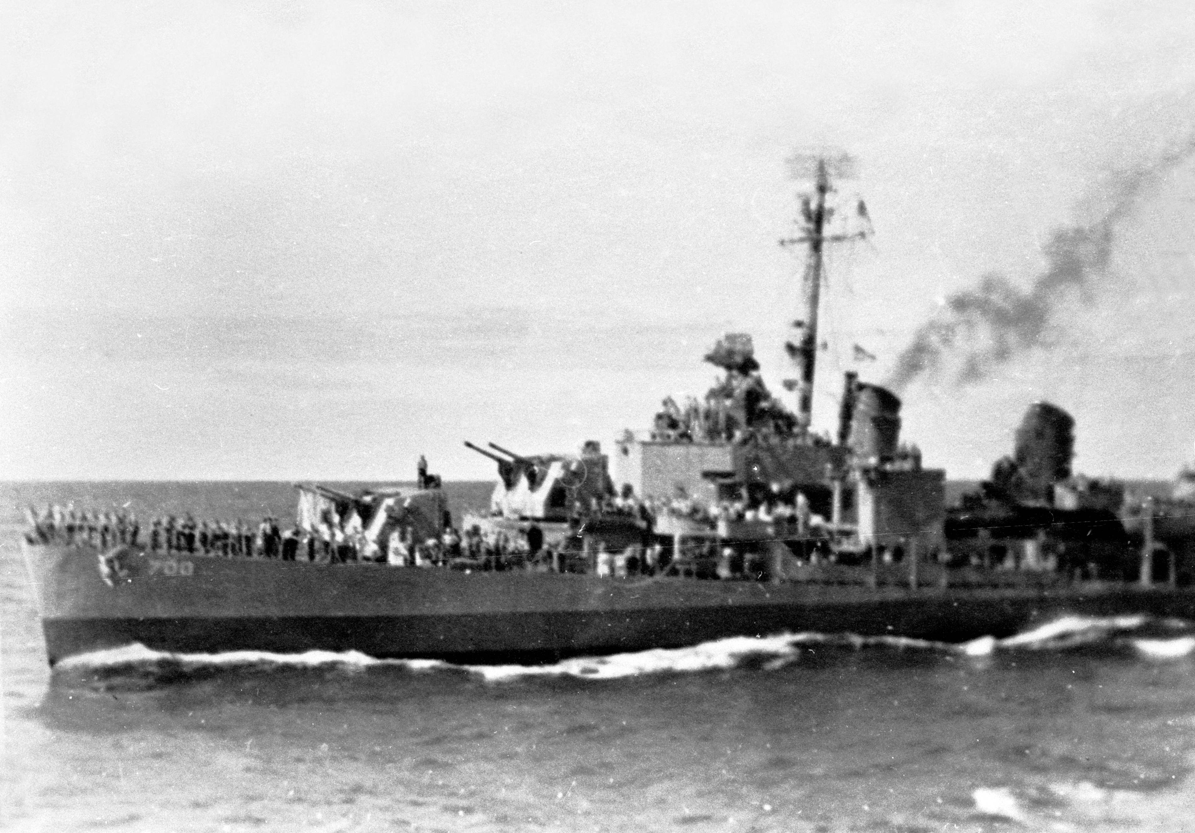 USS Haynsworth (DD-700) underway in the South Pacific, in 1945.jpg