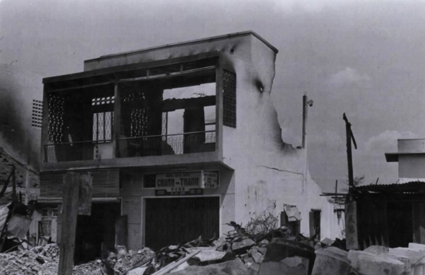 Burnt out building in Cholon after the Tet Offensive.jpg