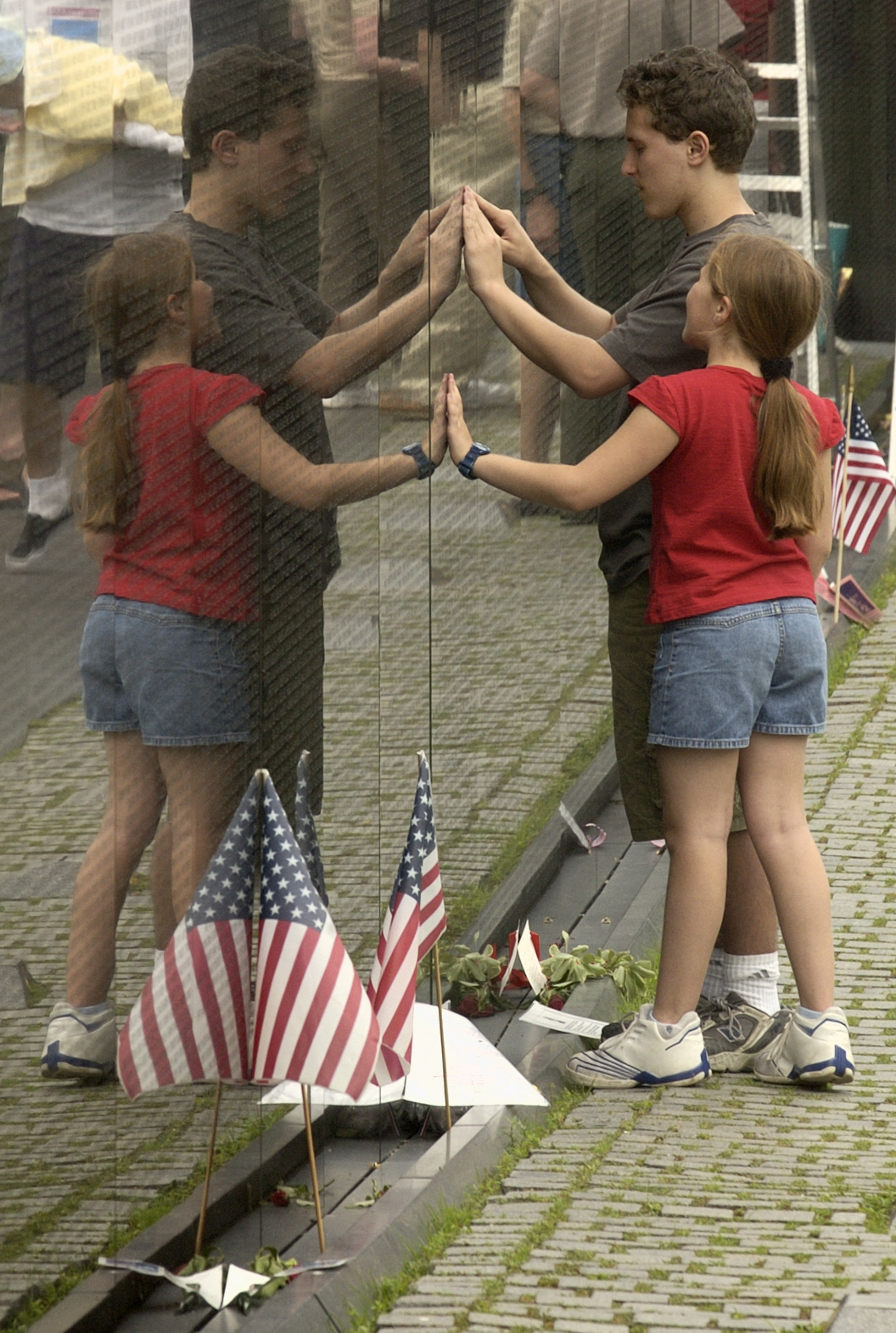 US Navy 030616-N-9593R-137 Visitors to the Vietnam Veterans Memorial Wall, read names of servicemen who lost their life 