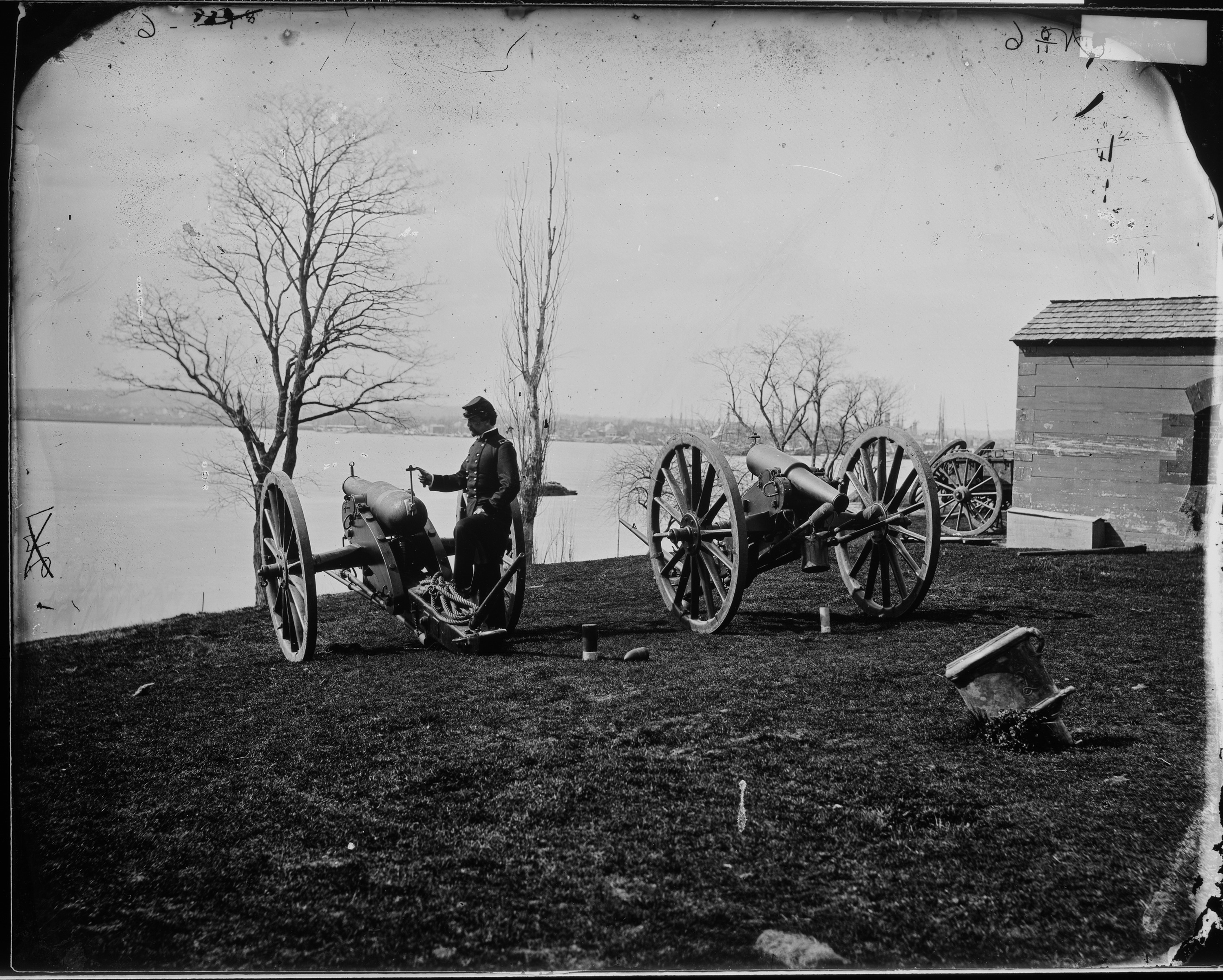 Artillery soldier with cannon - NARA - 529170.jpg